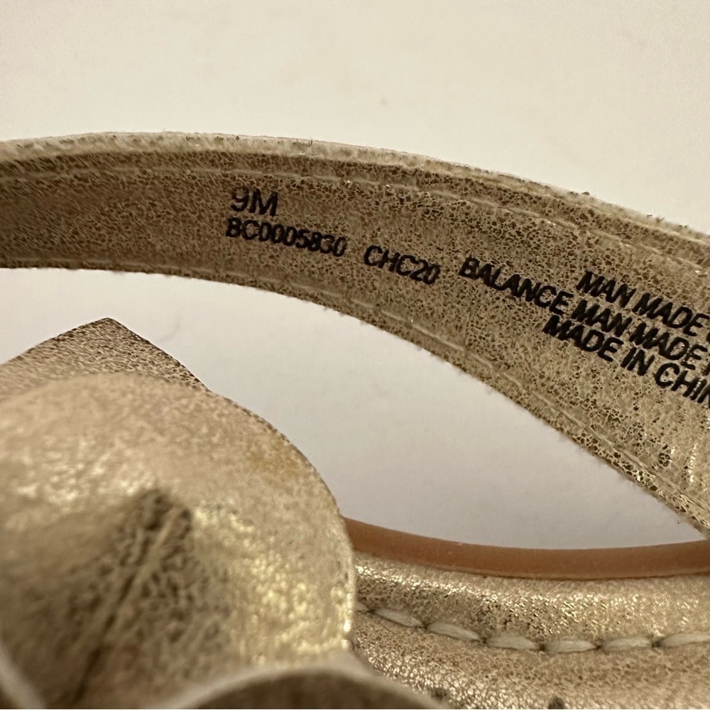 b.o.c. Gold Leather Floral Women's Sandals Size 9 - Picture 7 of 9